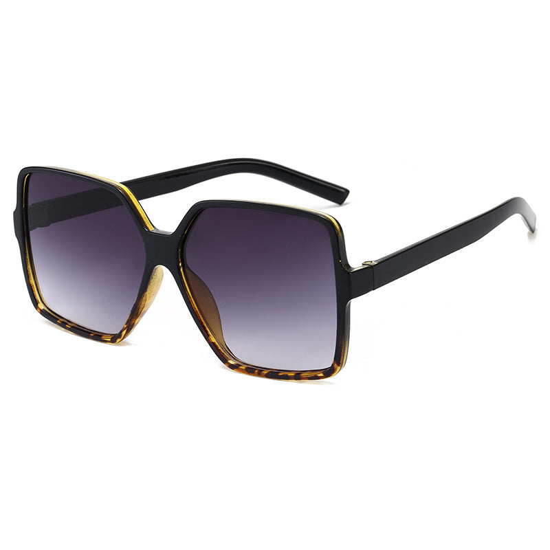 Las gafas de sol con montura grande de tendencia