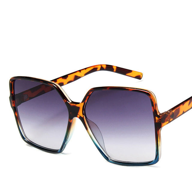 Las gafas de sol con montura grande de tendencia