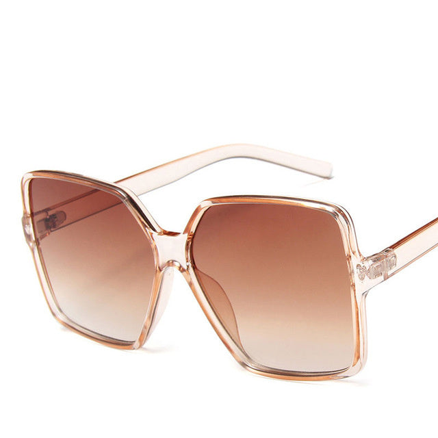 Las gafas de sol con montura grande de tendencia