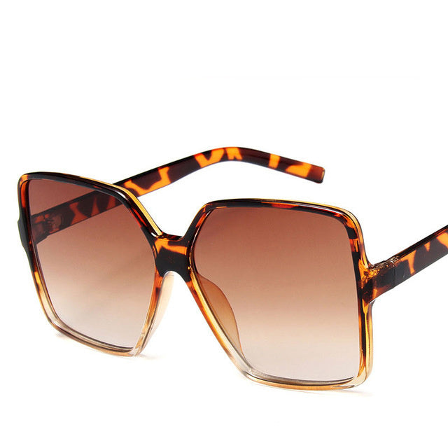 Las gafas de sol con montura grande de tendencia
