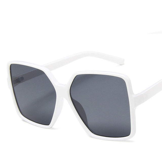 Las gafas de sol con montura grande de tendencia