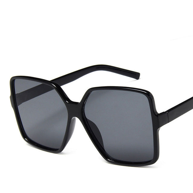 Las gafas de sol con montura grande de tendencia