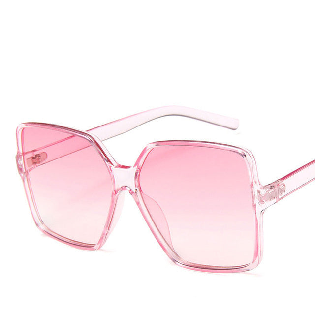 Las gafas de sol con montura grande de tendencia